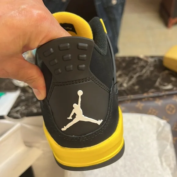 Jordan 4’s thunders size 7 youth or size 8 women I am negotiable